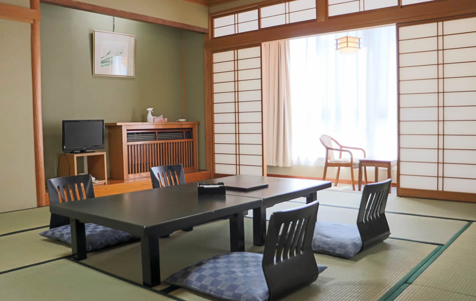Spacious Japanese-style room（12～15tatami）